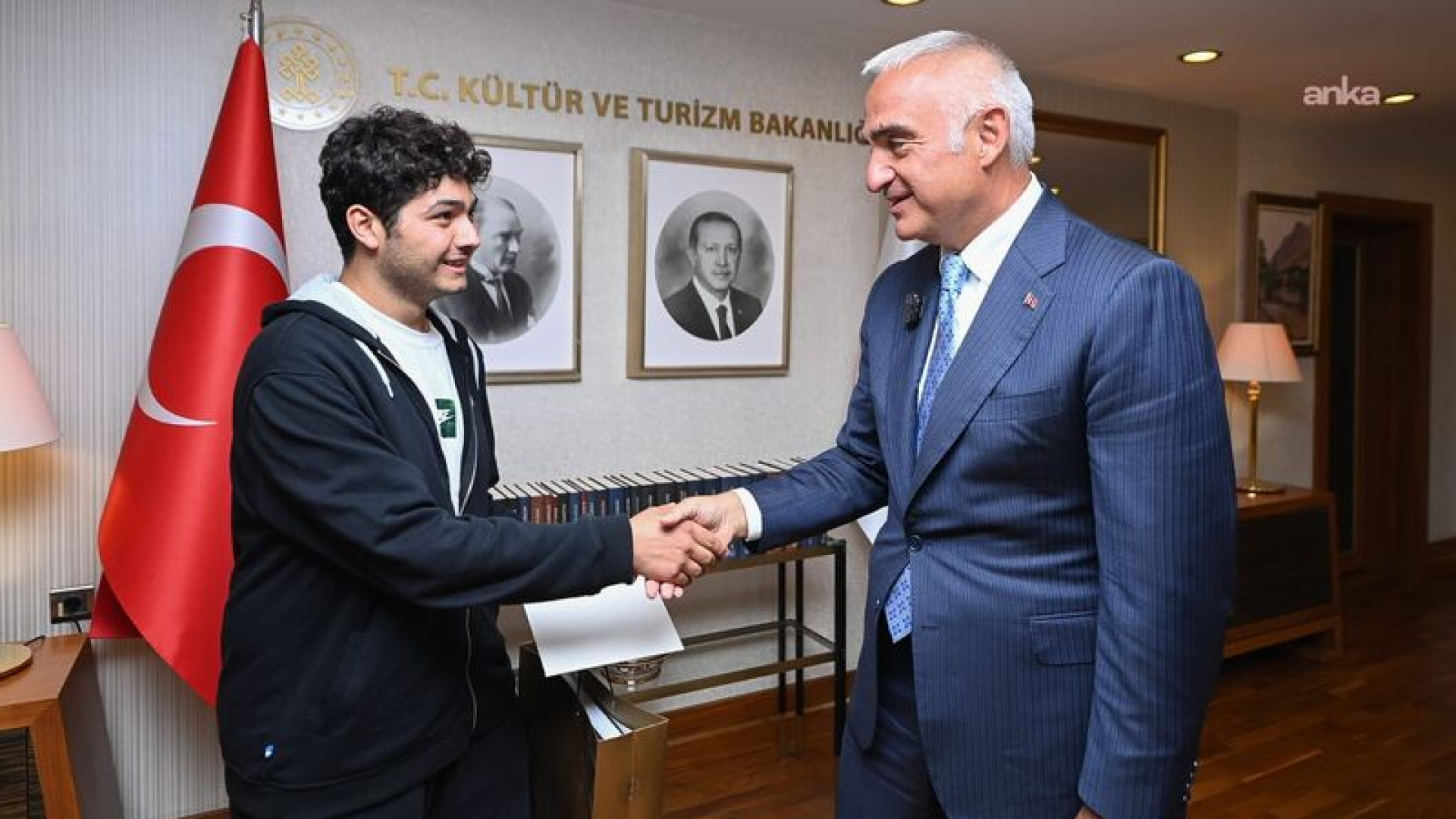 Elde ettiği derecelerle Hacettepe Üniversitesi Tıp Fakültesinin İngilizce programını kazandı