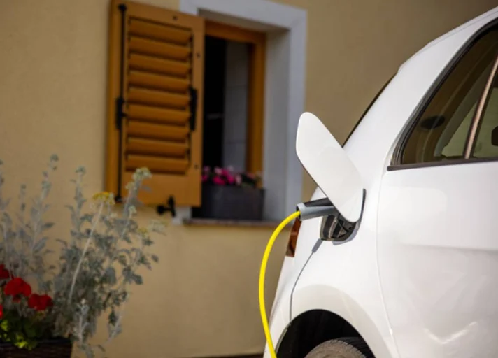 Elektrikli aracına izinsiz şarj pahalıya patladı! Doktora milyonluk ceza