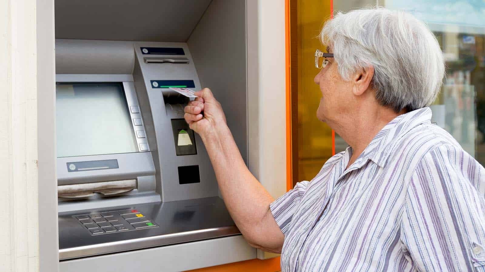 Emeklilere en az 24 bin lira pazar günü hesaplara yatacak
