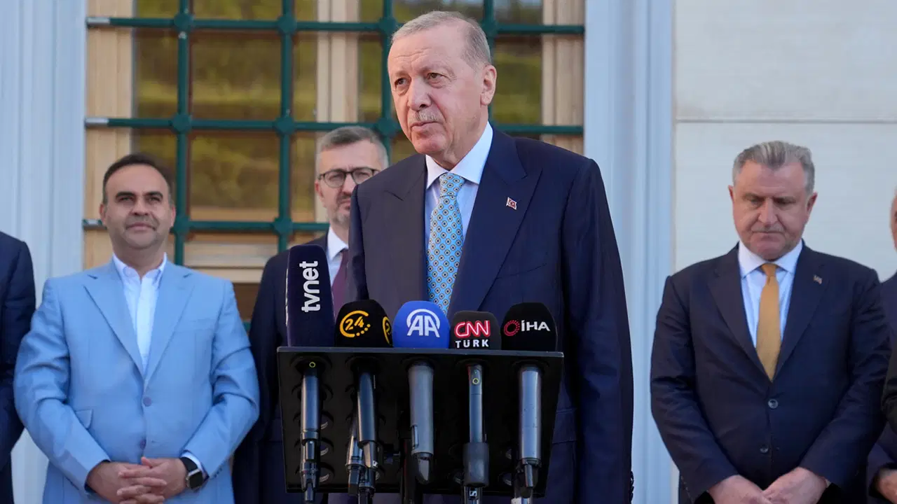 Erdoğan bayram namazı çıkışı konuştu... Gazeteciler 'mutlak butlanı' sormadı