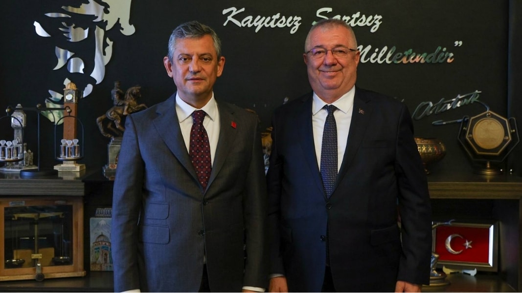 Ertaş ve meclis üyelerinin partiye katılımı dolayısıyla YENİ Parti Edremit İlçe Başkanlığı'nda tören düzenlendi