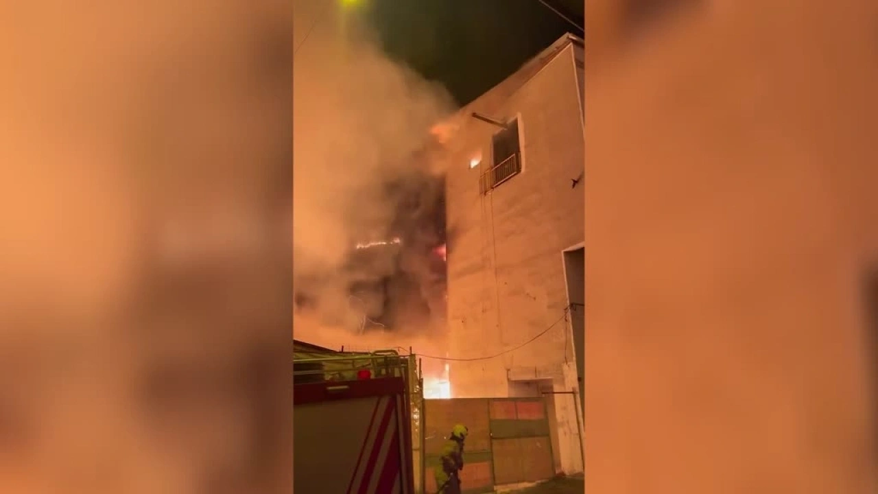 Esenler'de korkutan yangın: Depoda başladı 3 binaya sıçradı