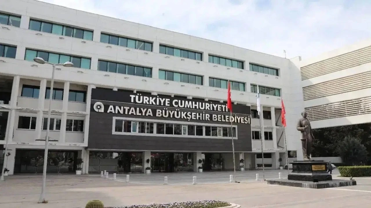 Eski Antalya Büyükşehir Belediyesi Genel Sekreteri Serkan Temuçin ile iş insanı Çağrı G.'yi gözaltına aldı