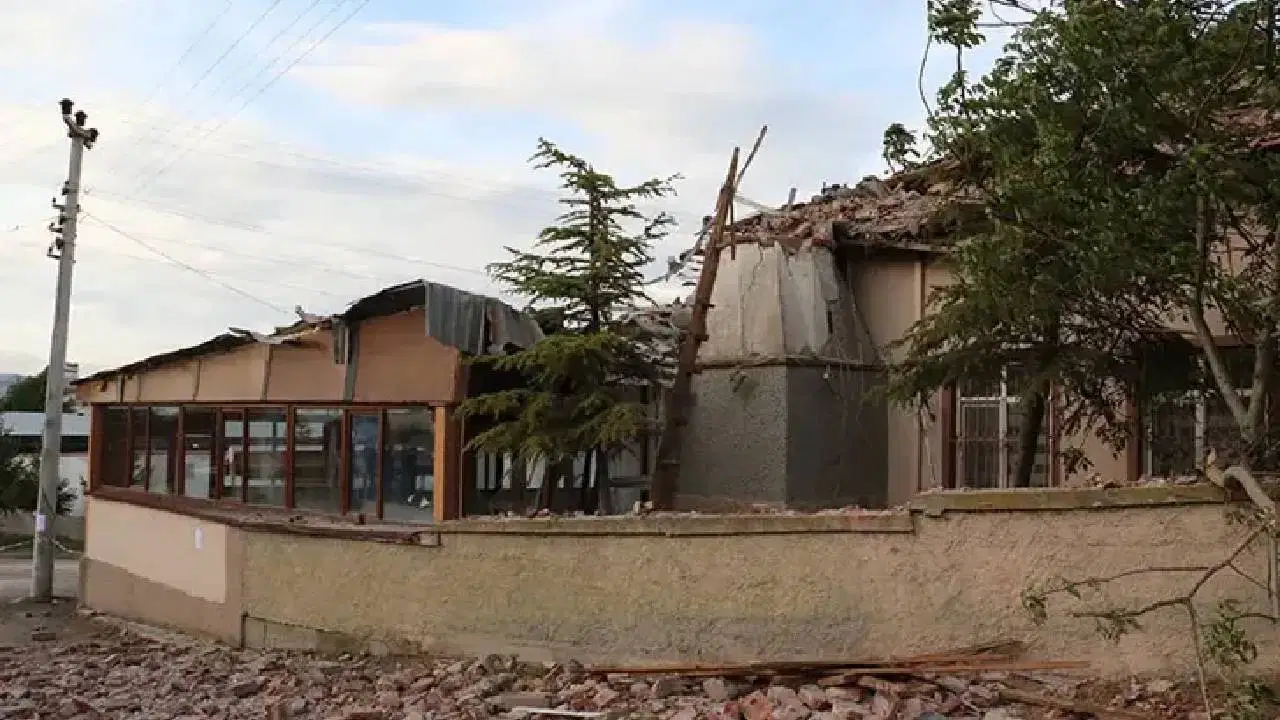 Eskişehir'de camiye yıldırım düştü
