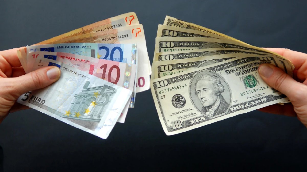 Euro/dolar paritesi 1,11612 dolara kadar geriledi