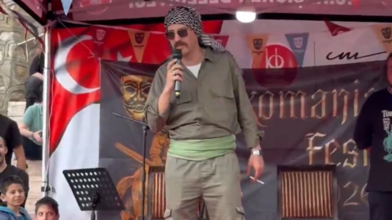 Festivalde Cem Ersever kostümüyle JİTEM propagandası! "Beyaz Toros'la gelecektim kalmamış"