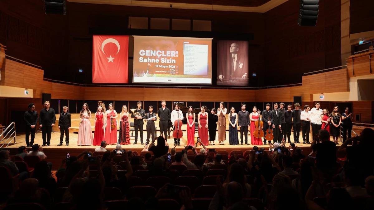 Gençler sahneye sahip çıktı