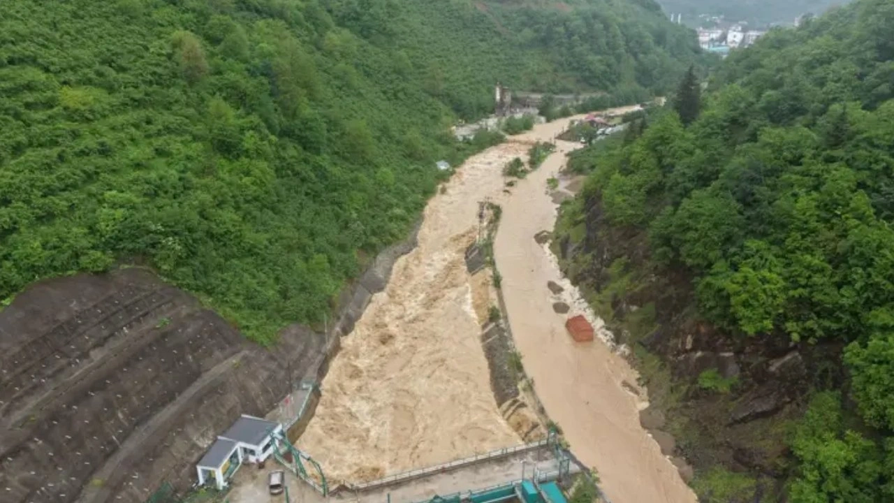 Giresun'da taşan dere nedeniyle il yolu trafiğe kapatıldı