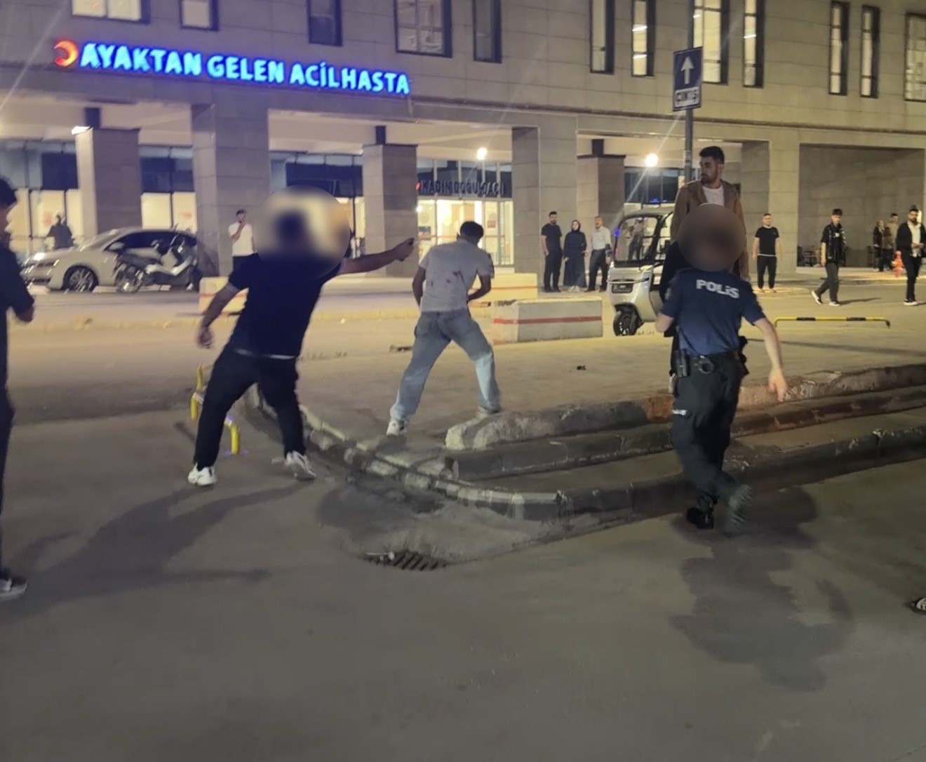 Hastanede bıçaklı dehşet. 3 yaralı: olay gece saatlerinde Adıyaman Eğitim ve Araştırma Hastanesi'nde yaşandı