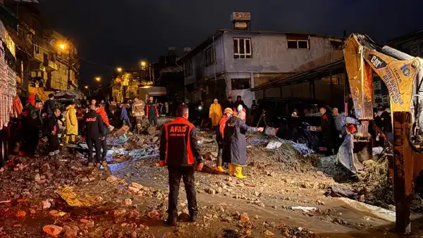 Hatay'da sel faciası... Tek katlı ev çöktü