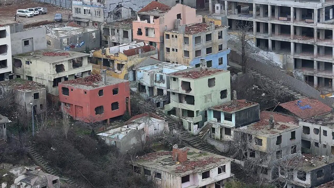 Hazine arazilerini evsiz kent yoksullarına yüksek bedelle satan mafyanın 70'lerde hızı kesildi