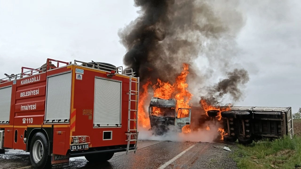 İki TIR kafa kafaya çarpıştı, yol alev topuna döndü