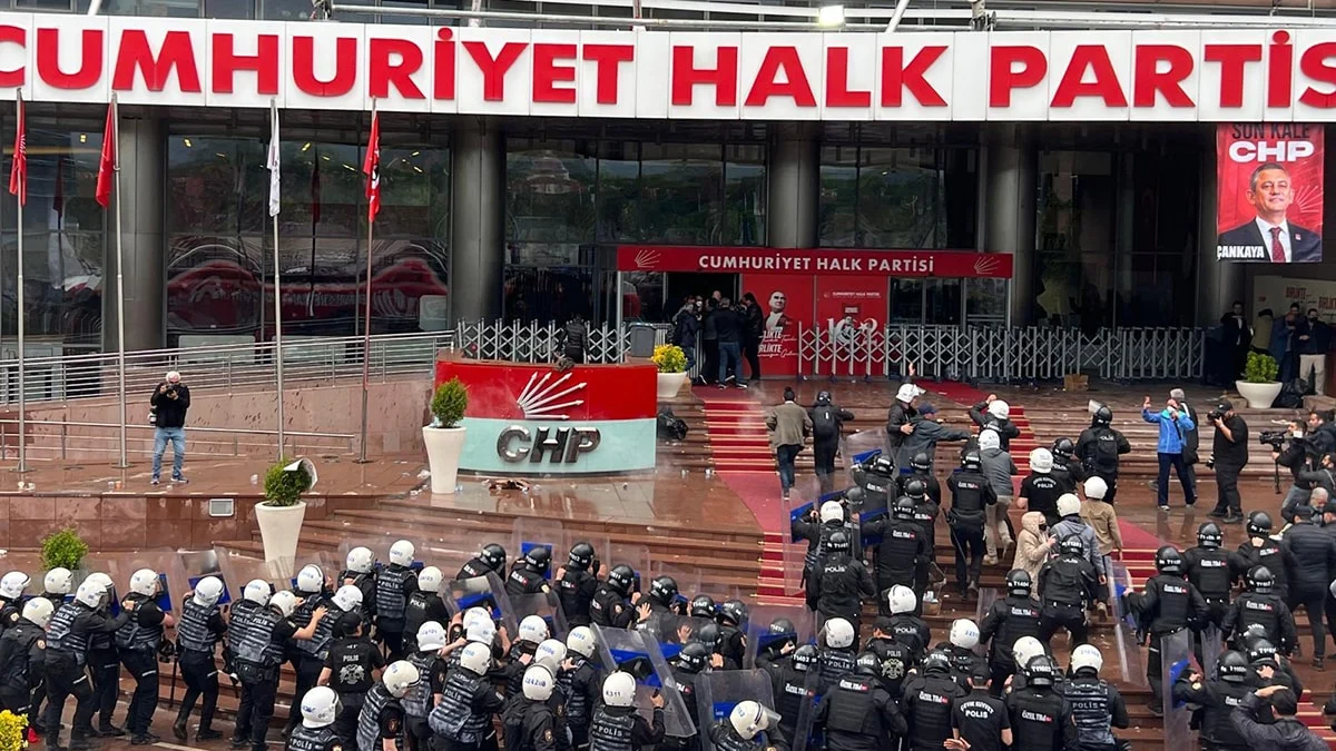 İktidar, kapısını kırıp CHP'ye girdi
