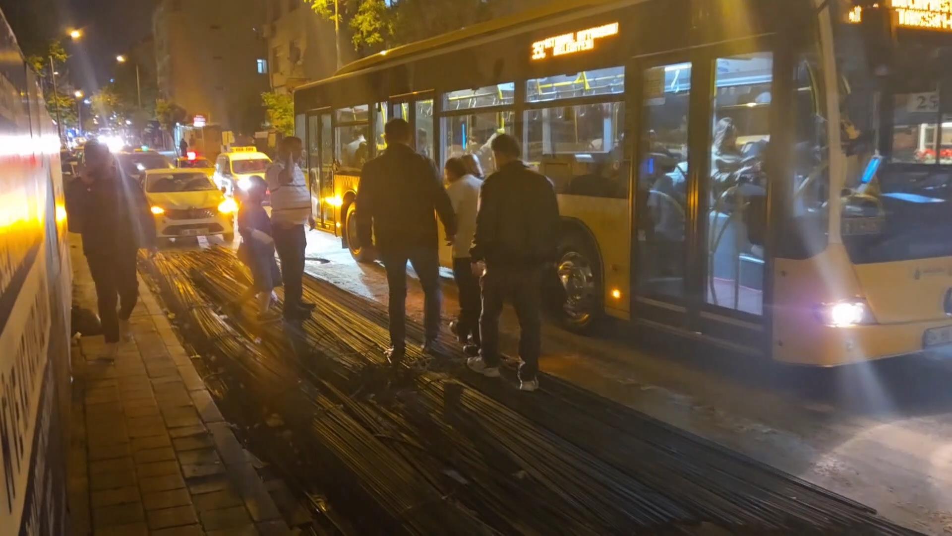 İnşaat demiri İETT otobüsünden içeri girdi. Kadın yolcunun ayağına saplandı