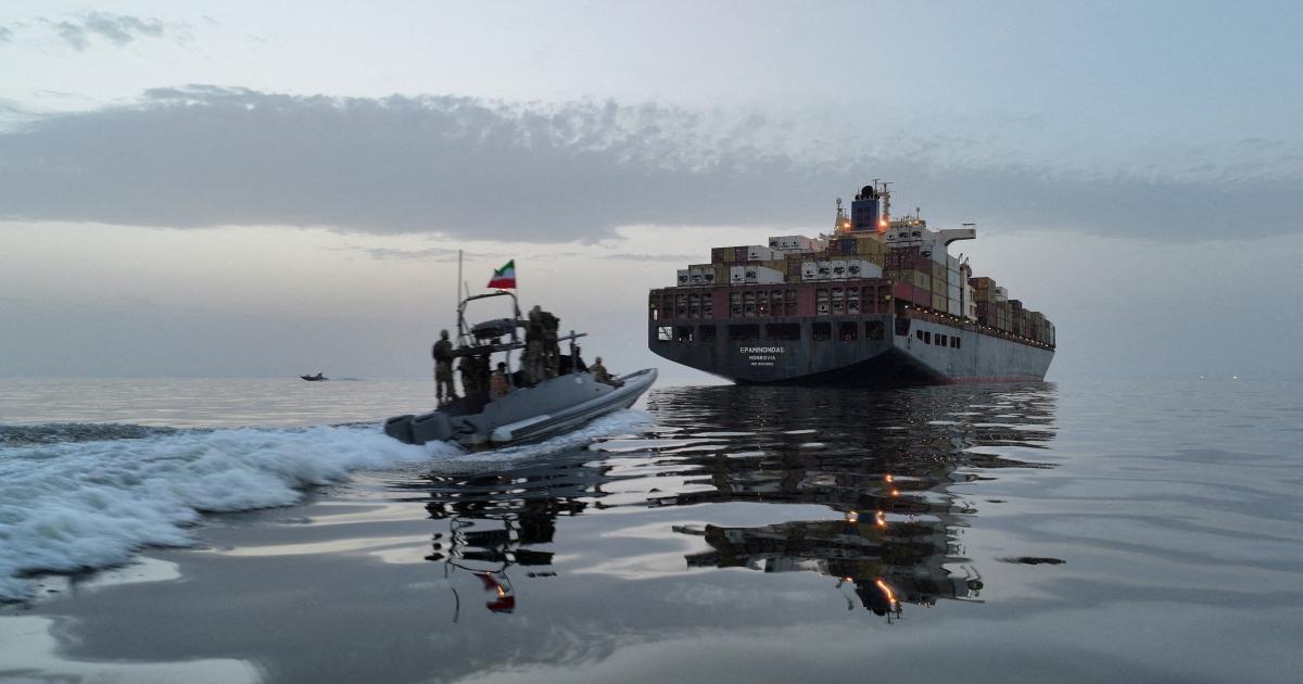 İran, Hürmüz'ü "kontrollü koridora" çevirdi