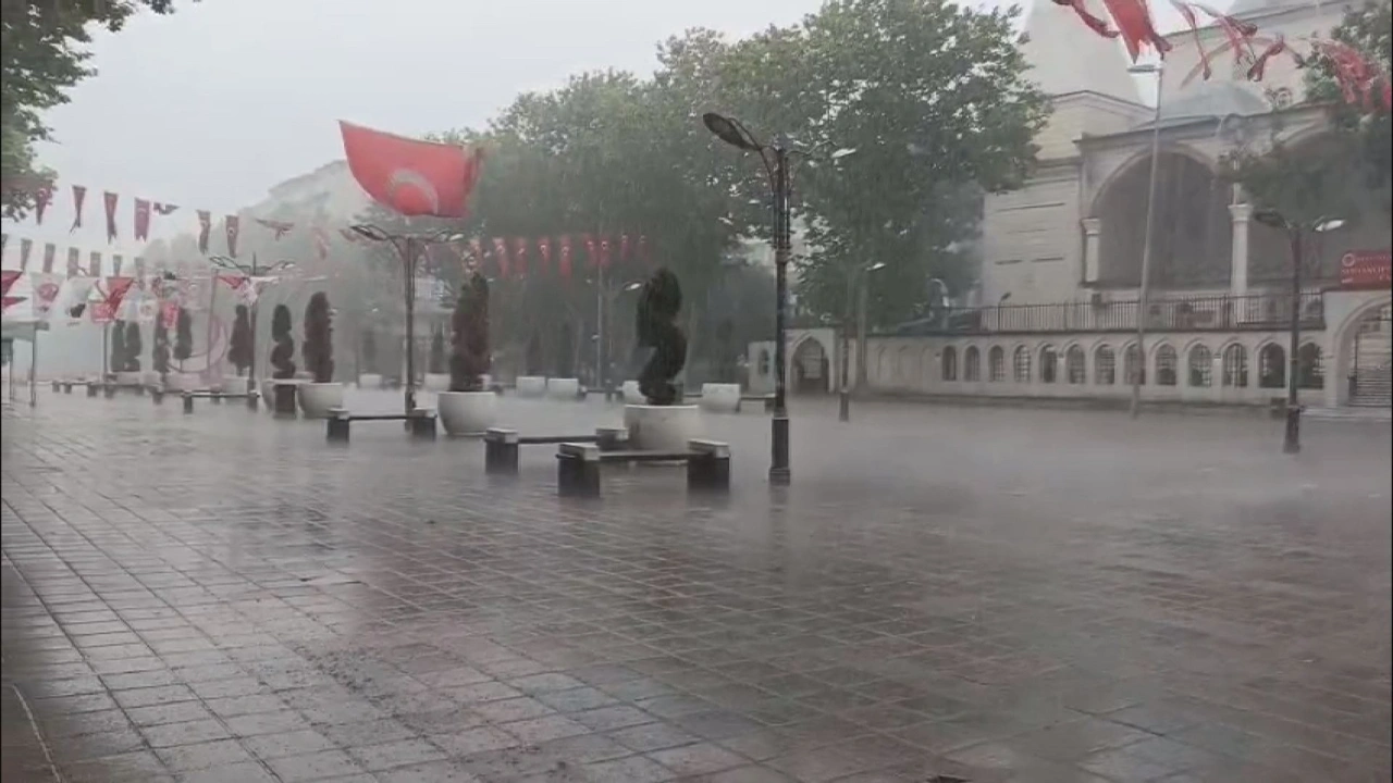İstanbul'da sağanak şiddetli başladı! Çok sayıda ilçeyi su bastı