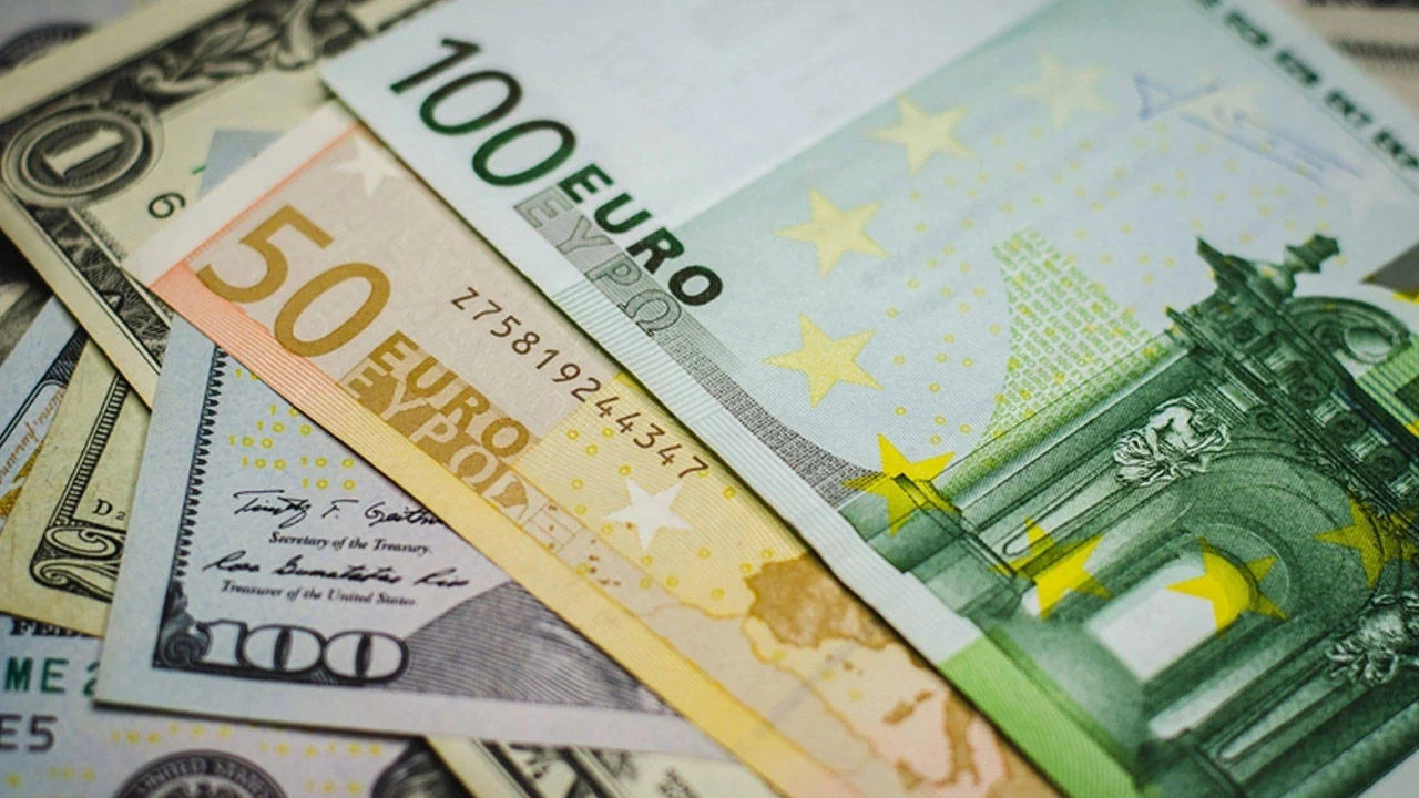 İstanbul serbest piyasada dolar 47,7170 liradan: euro 55,1750 liradan güne başladı