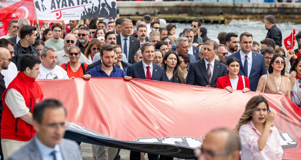 İzmir'de 19 Mayıs için Cumhuriyet Meydanı'nda tören ve yürüyüş düzenlendi