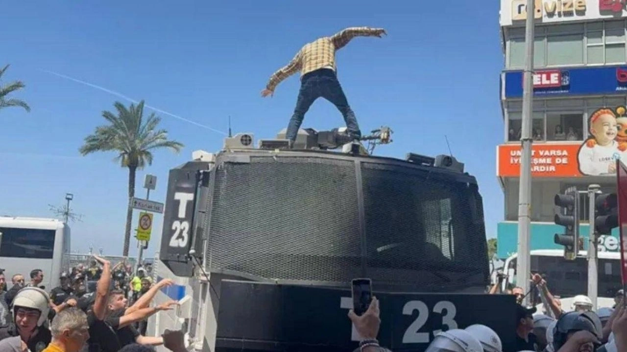 İzmir'de TOMA'nın üzerine çıkmıştı