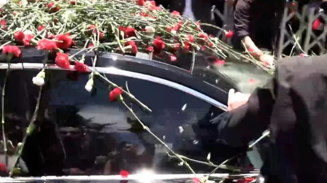 Kemal Kılıçdaroğlu, CHP Genel Merkezi'nde karanfillerle karşılandı