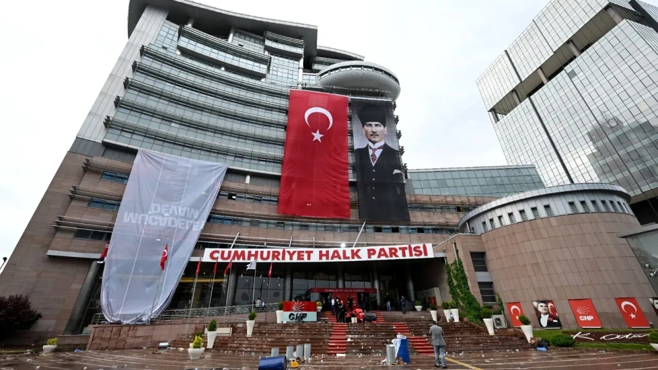 Kılıçdaroğlu yönetimi 18 kişiyi işten çıkardı