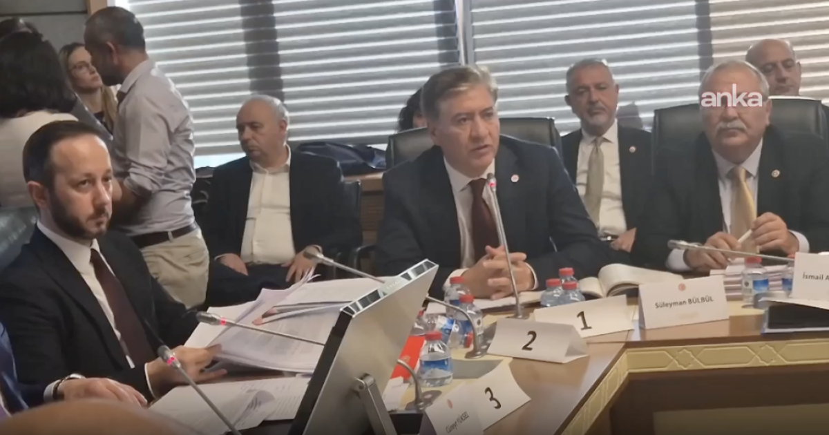 Komisyon toplantısında YENİ Parti Grup Başkanvekili Murat Emir ile DEM Parti Antalya Milletvekili