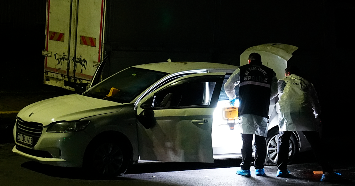 Küçükçekmece'de polis kovalamacası. 2 şüpheli yakalandı, bir polis yaralandı