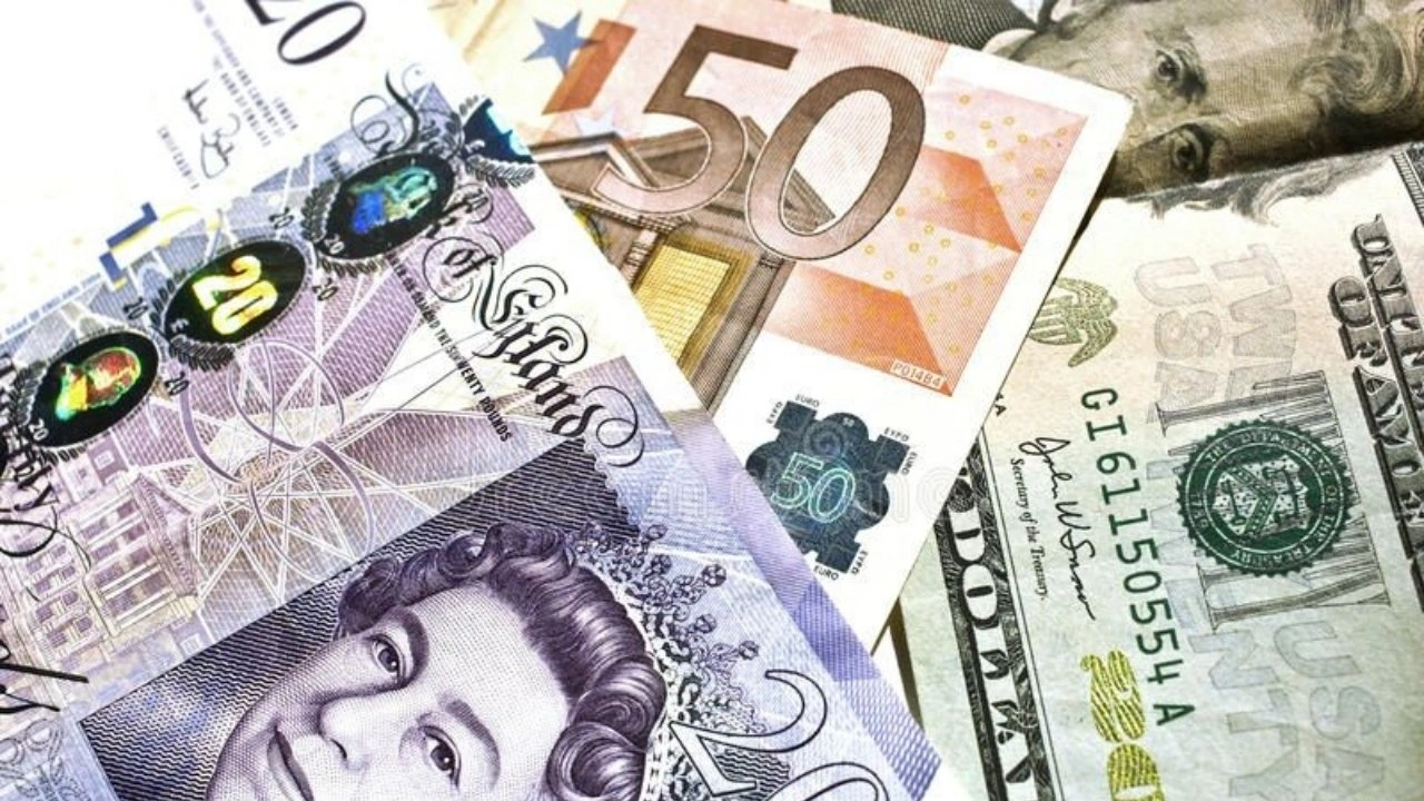 Küresel piyasalarda dolar zayıflarken Türkiye'de döviz rekor kırmaya devam ediyor
