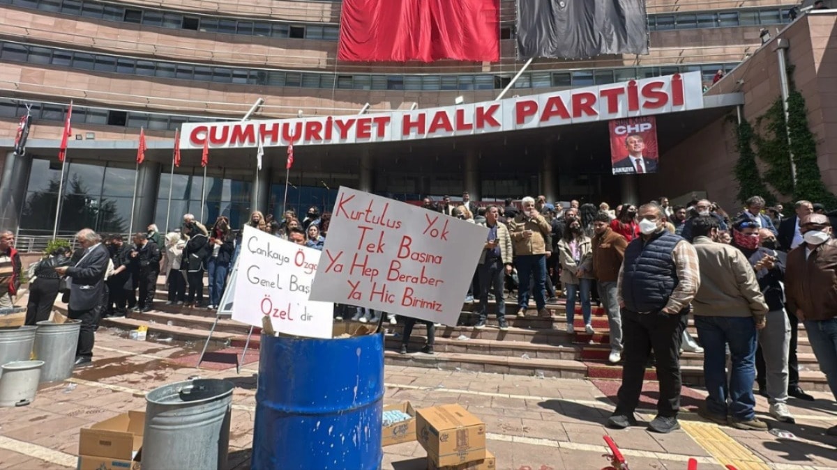 Kurultay satrancı: 21 kişi 6-7 ay sonra kurultay istiyor