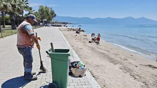 Kuşadası'nda bayram tatilinde 3 bin 67 ton çöp toplandı