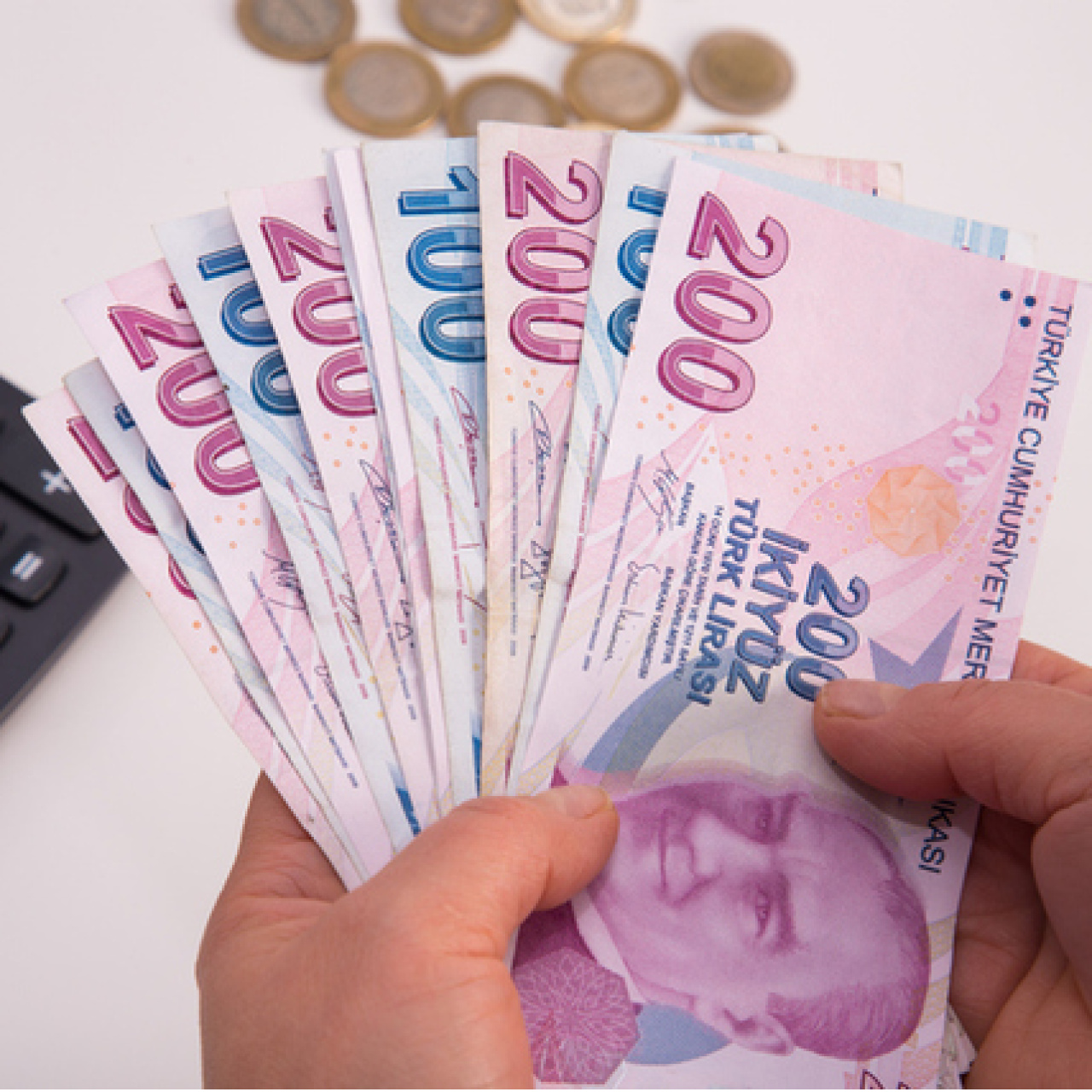 Maaşını taşıması halinde hangi bankadan daha yüksek promosyon alabileceğini araştırıyor