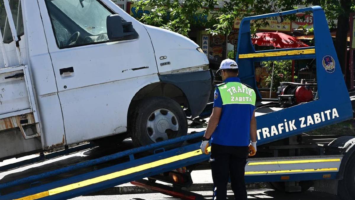 Manisa'da sokaklar atıl ve hurda araçlardan temizleniyor