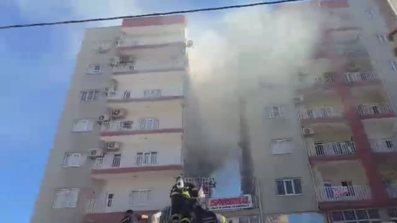 Mardin'de alevlerin yuttuğu daire küle döndü