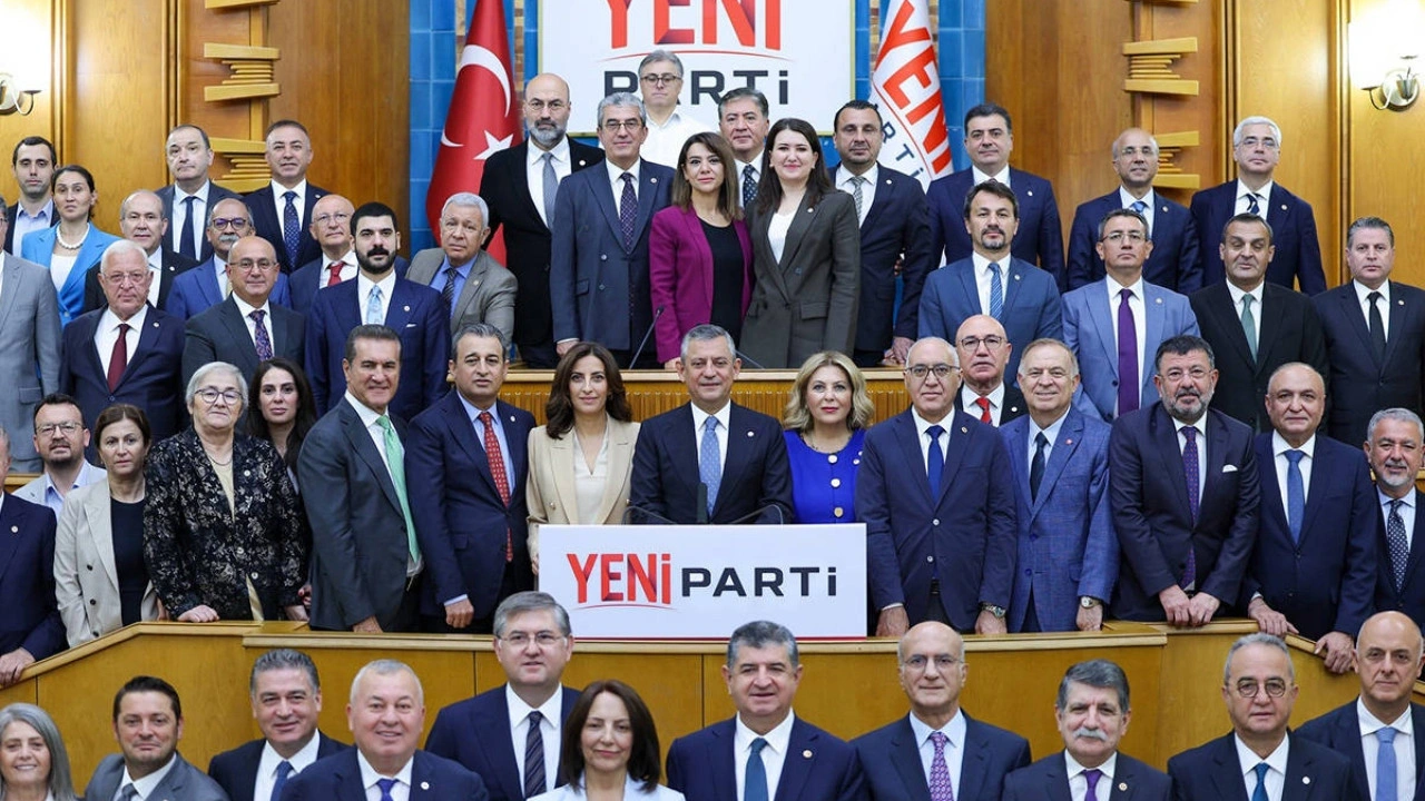 Meclis'in açılışı öncesinde Yeni Partili milletvekilleri Özgür Özel liderliğinde görüştü