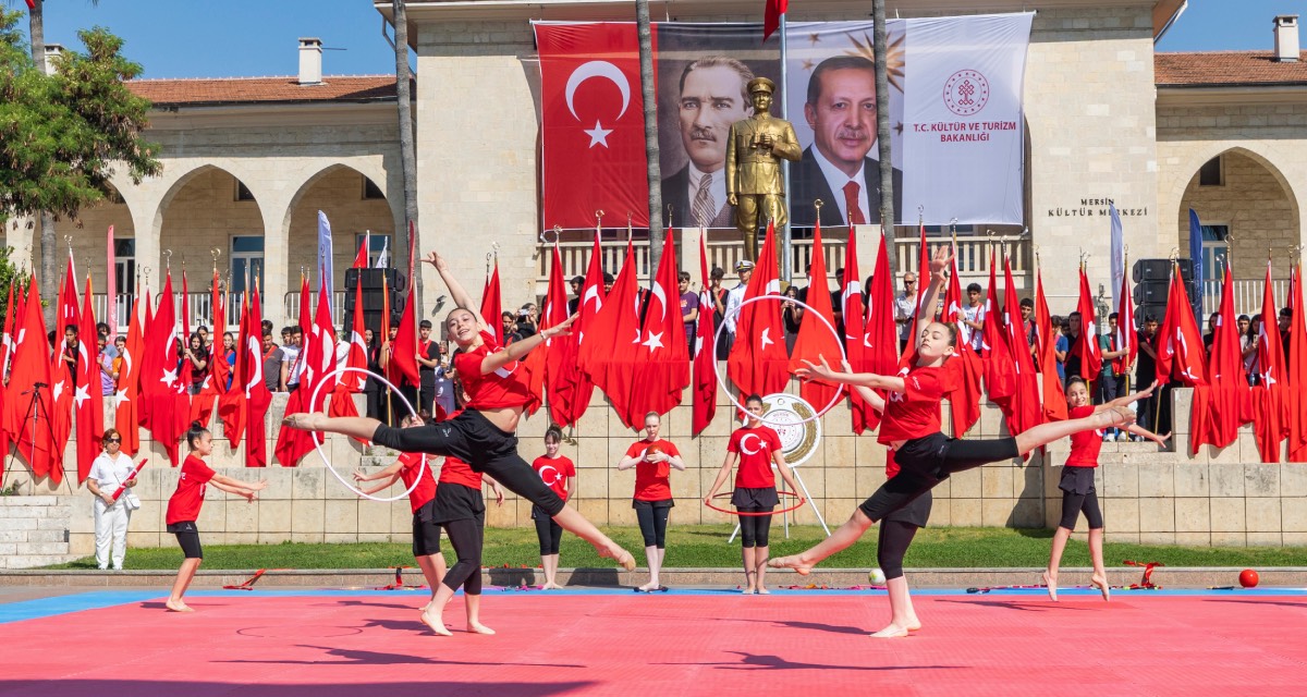 Mersin'de 19 Mayıs coşkusu Cumhuriyet Meydanı'nda kutlandı