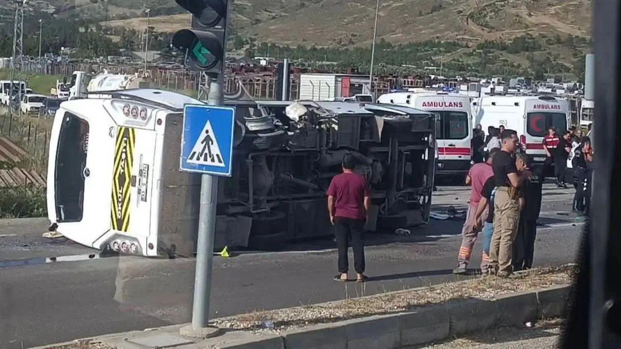 Mersin'de Rus öğrencileri taşıyan servis midibüsü devrildi: 17 yaralı