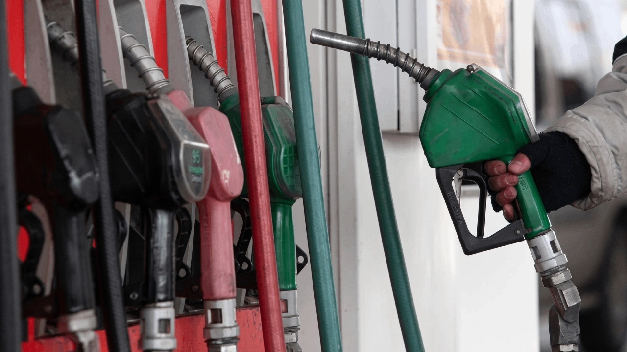 Motorinin litresine gece yarısından itibaren 2,92 lira zam geldi