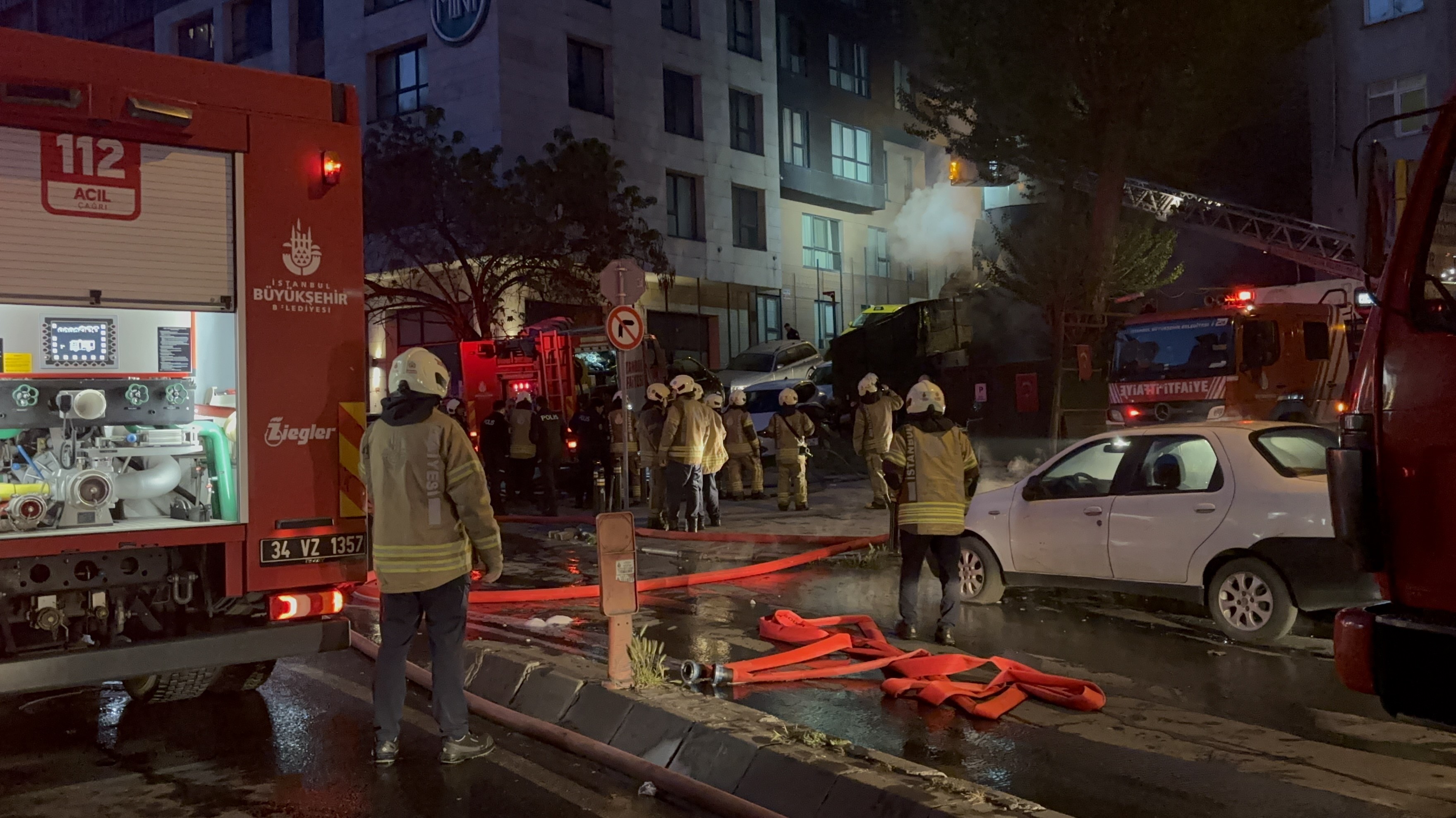 Motosikletteki yangın, 4 katlı binayı ve girişteki iş yerini sardı