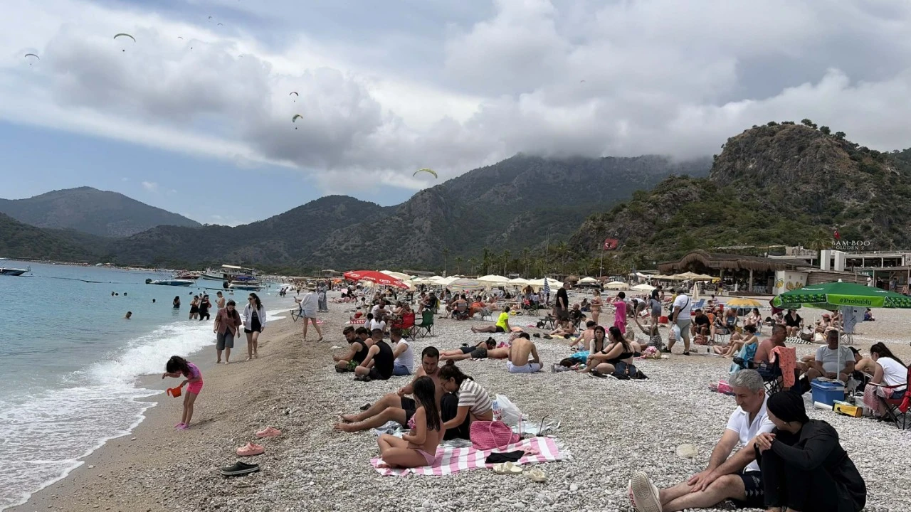 Ölüdeniz bayramda canlandı: Tatilciler sabahın erken saatlerinden itibaren Ölüdeniz Plajı'na gelmeye başladı