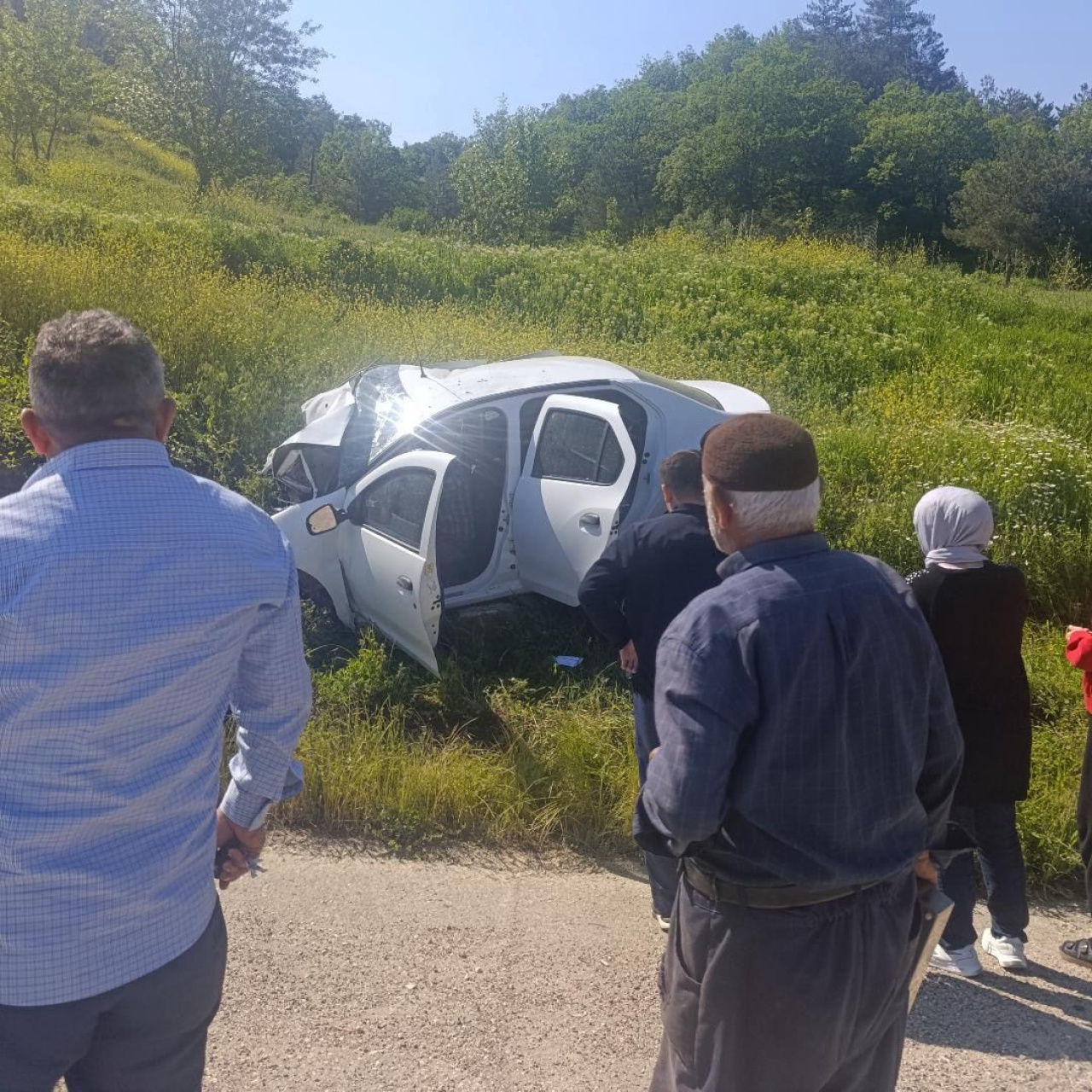 Kastamonu'nun Araç ilçesinde otomobil istinat duvarına çarptı
