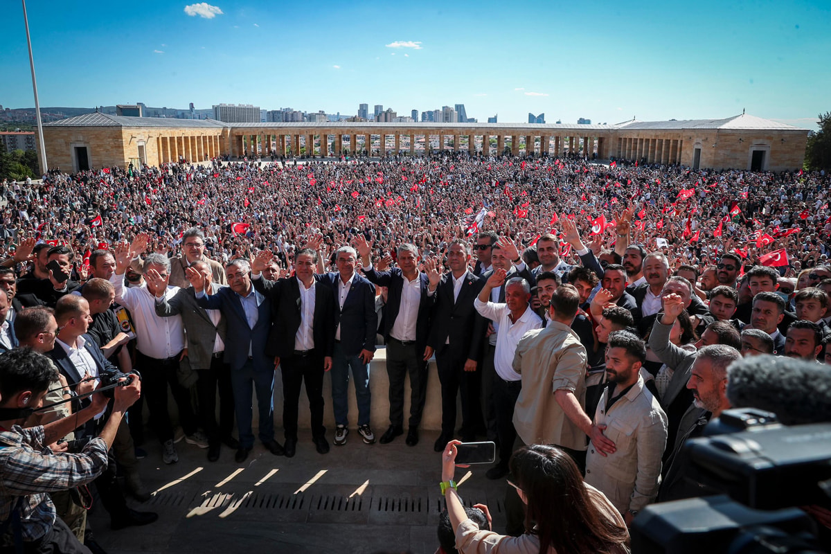 Özel'e gösterilen ilgi dünya basınını şaşırttı