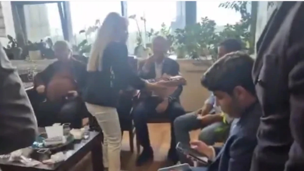 Özel Ferdi Zeyrek için çarpıldı' diyen kadın partide çikolata dağıtıyordedi, yanıt geldi