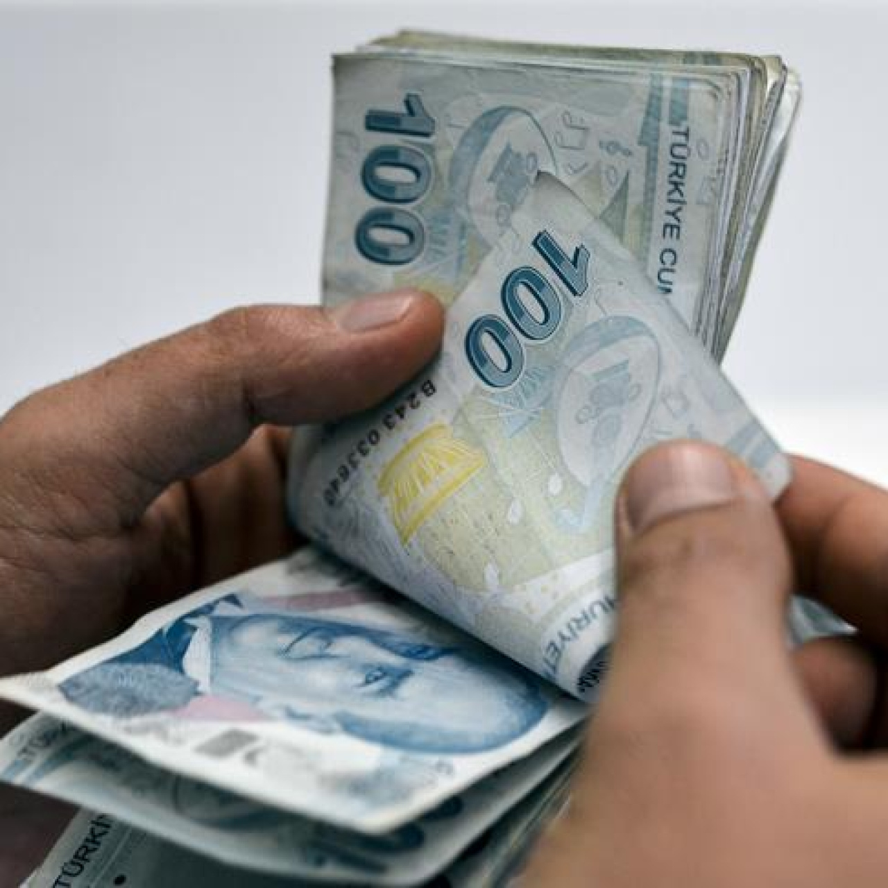 Özellikle en düşük emekli maaşına yönelik olası düzenleme milyonlarca kişinin gündeminde yer alıyor