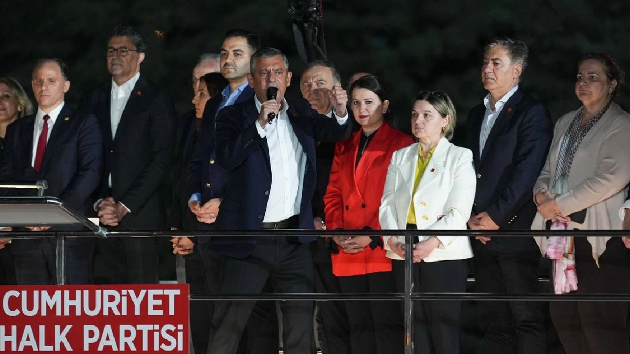 Özgür Özel, CHP Genel Merkezi önünde toplananlara seslendi