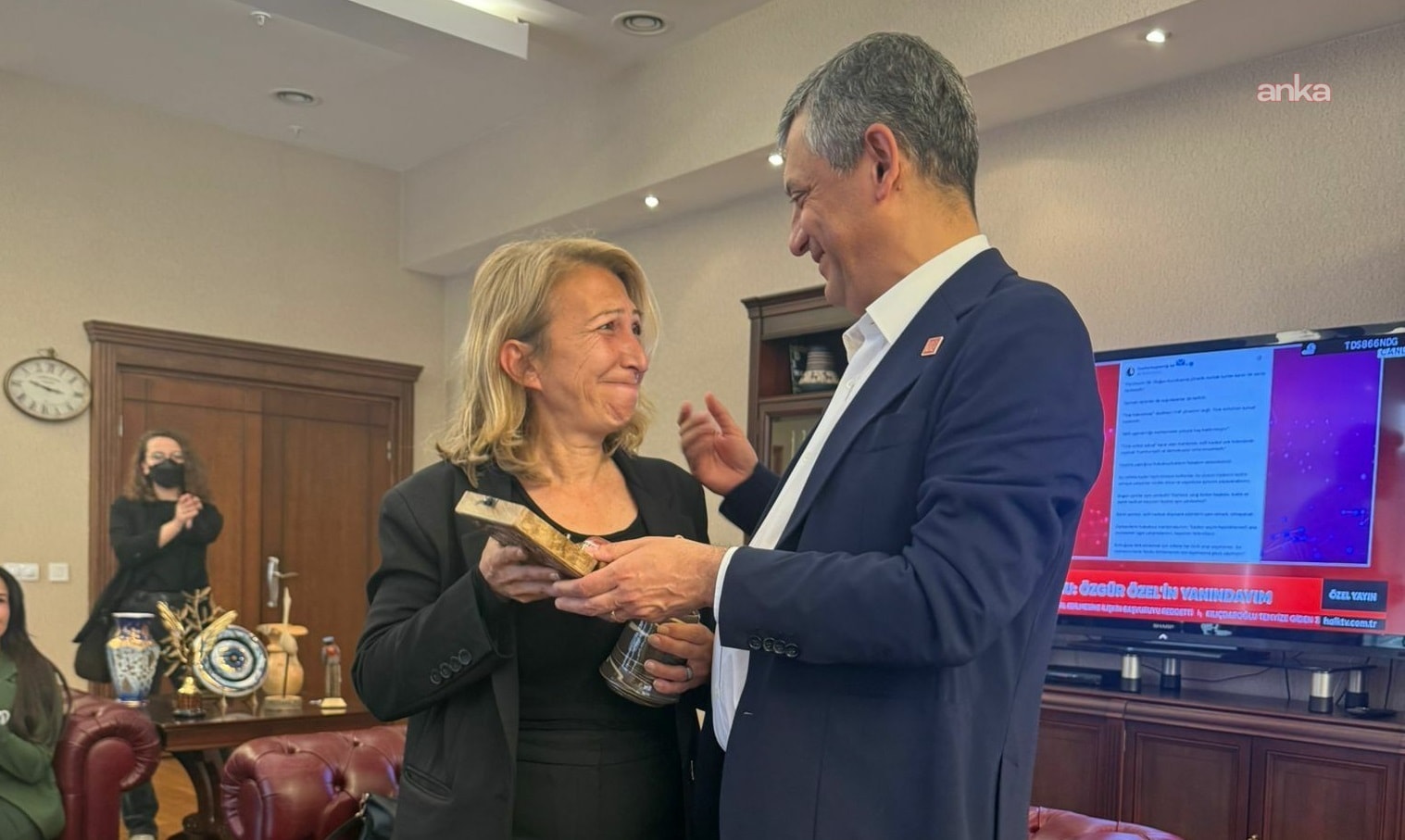 Özgür Özel, genel başkanlık mührünü Derici'ye teslim etti