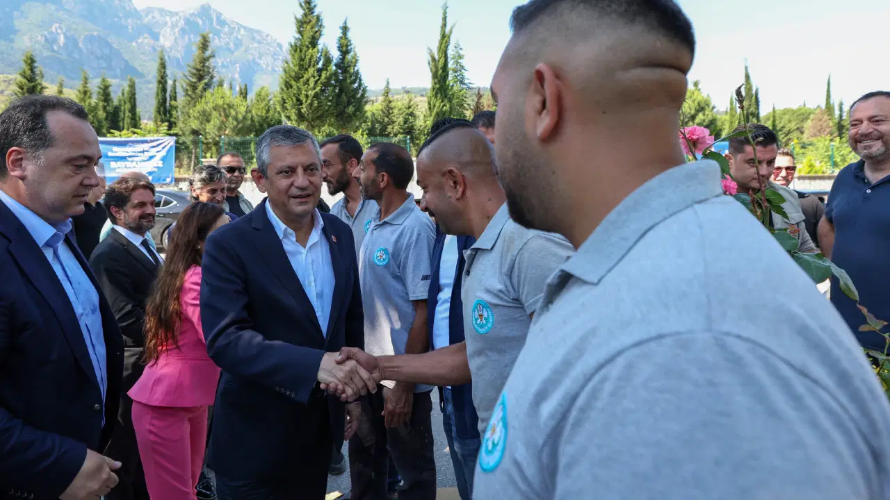 Özgür Özel, Manisa'da mezarlık ve şehitlik ziyaretlerinde bulundu