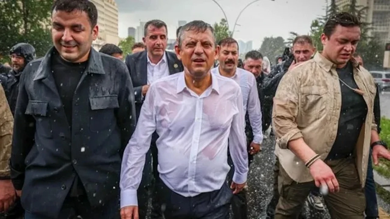 Özgür Özel Meclis'te vekillerle ne konuştu?