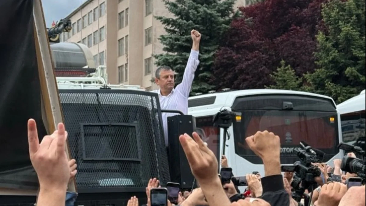 Özgür Özel TOMA'nın üstüne çıkıp Kılıçdaroğlu'na seslendi