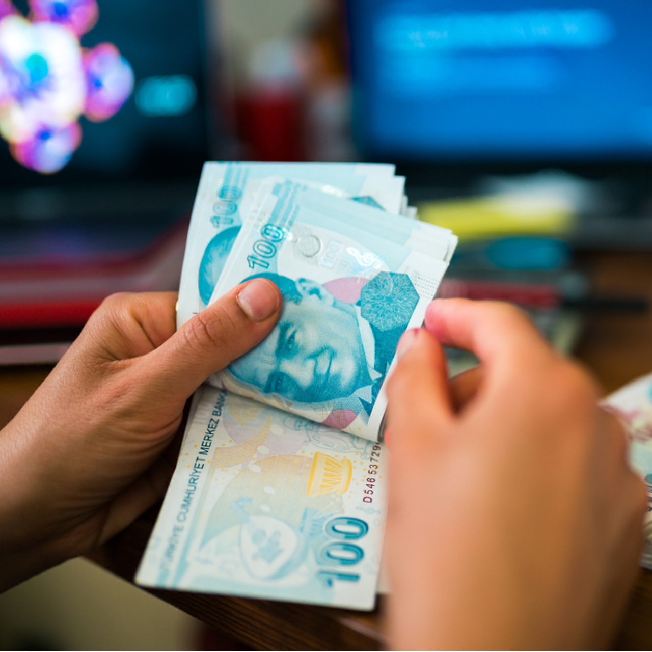 Peki, yeni enflasyon tahminine göre memur maaşları ve emekli aylıkları ocak ayında ne kadar zamlanacak?