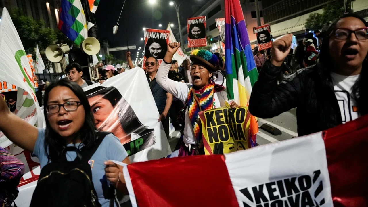 Peru'nun başkenti Lima'da yüzlerce kişi